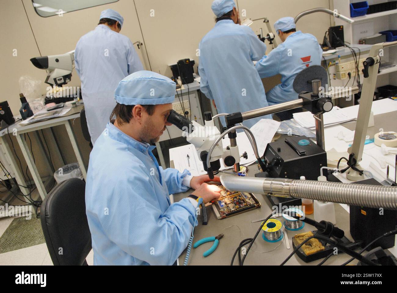 Lo spazio Gavazzi è una delle industrie italiane leader nel settore aerospaziale e delle nanotecnologie; progetta e costruisce satelliti per le telecomunicazioni e l'osservazione Hearth e sistemi per il monitoraggio del suolo; collabora con NASA, ESA (Agenzia spaziale europea), ASI (Agenzia spaziale Italiana) e stazione spaziale Internazionale (ISS); camera pulita in centro a Milano .... - la Gavazzi Space è una delle prime industrie italiane nel settore aerospaziale e delle nanotecnologie, progetta e costruisce satelliti per le telecomunicazioni e per l'osservazione terrestre e sistemi di monitoraggio ambientale della ter Foto Stock