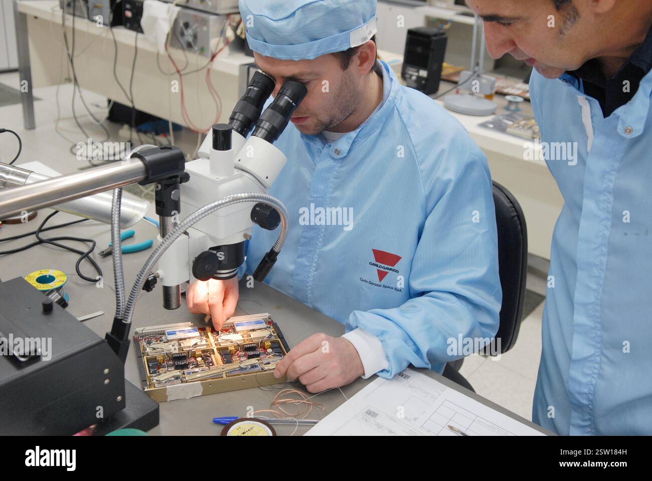 Lo spazio Gavazzi è una delle industrie italiane leader nel settore aerospaziale e delle nanotecnologie; progetta e costruisce satelliti per le telecomunicazioni e l'osservazione Hearth e sistemi per il monitoraggio del suolo; collabora con NASA, ESA (Agenzia spaziale europea), ASI (Agenzia spaziale Italiana) e stazione spaziale Internazionale (ISS); camera pulita in centro a Milano .... - la Gavazzi Space è una delle prime industrie italiane nel settore aerospaziale e delle nanotecnologie, progetta e costruisce satelliti per le telecomunicazioni e per l'osservazione terrestre e sistemi di monitoraggio ambientale della ter Foto Stock