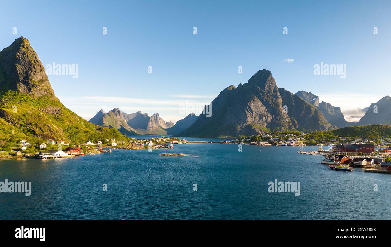Reine Lofoten Norvegia con le montagne maestose in Norvegia sotto cieli azzurri Foto Stock