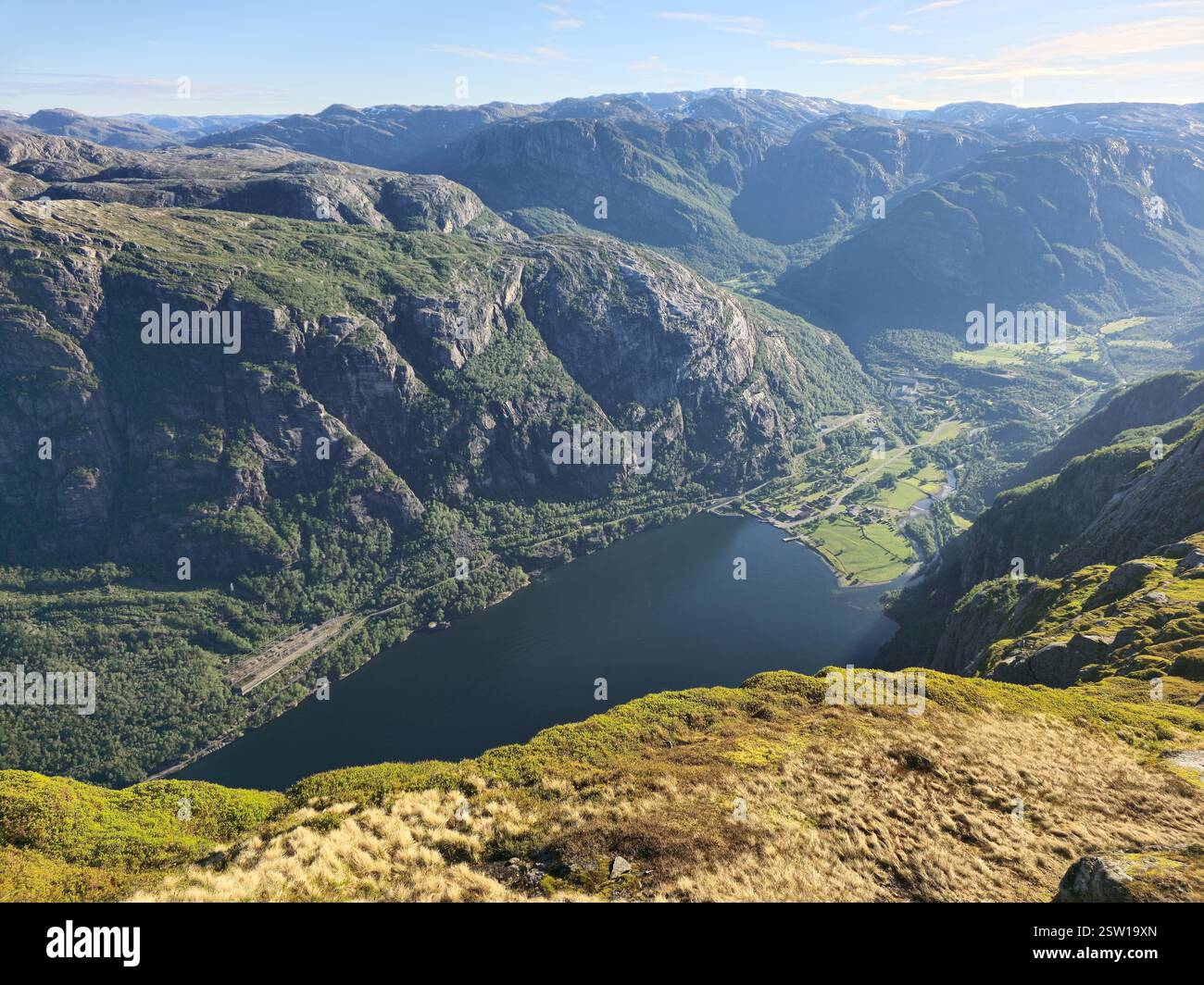 Vista maestosa sul fiordo norvegese all'alba con le lussureggianti valli verdi Foto Stock