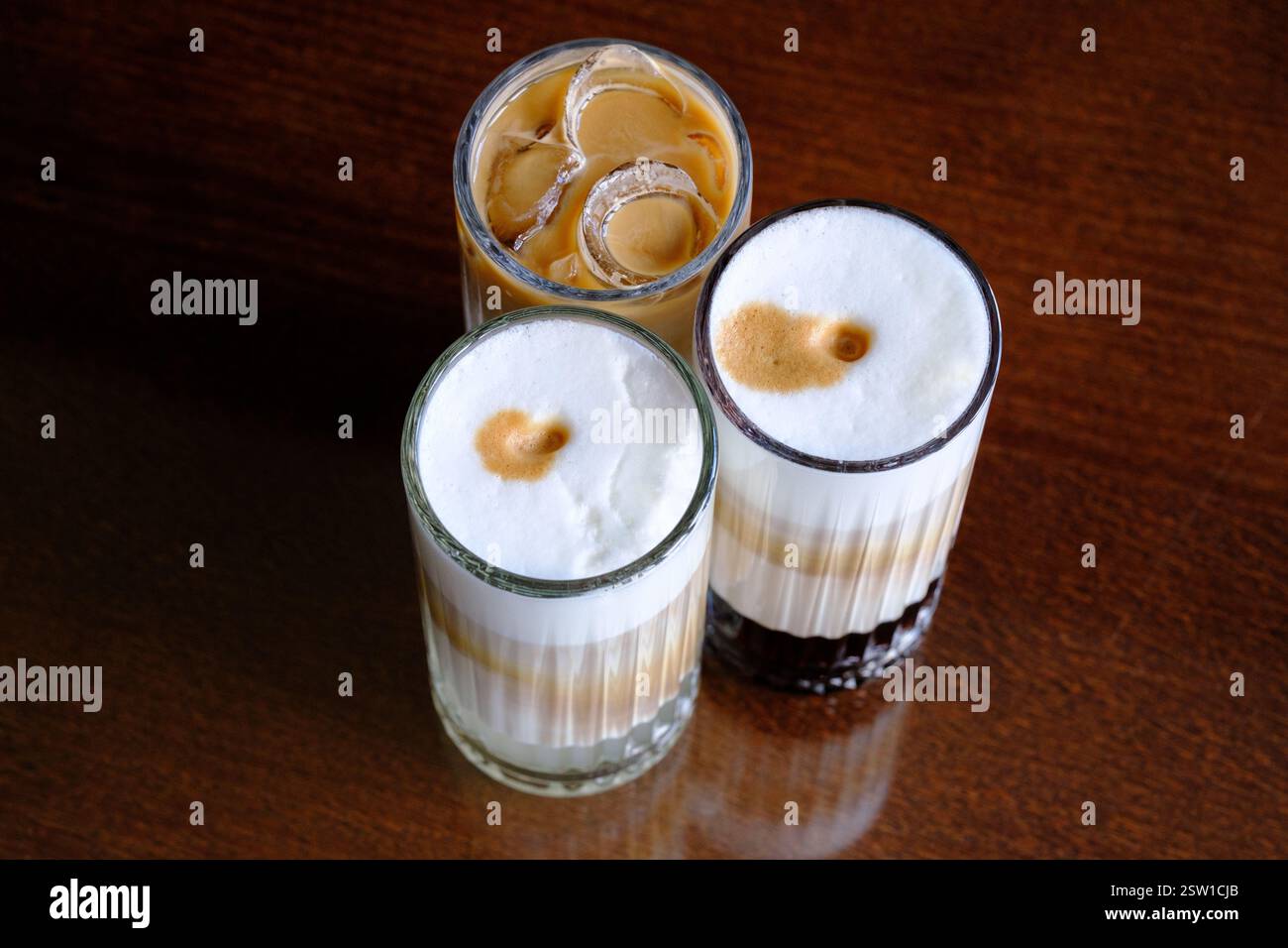Tre bevande a base di caffè ghiacciato con diversi livelli di latte e schiuma Foto Stock