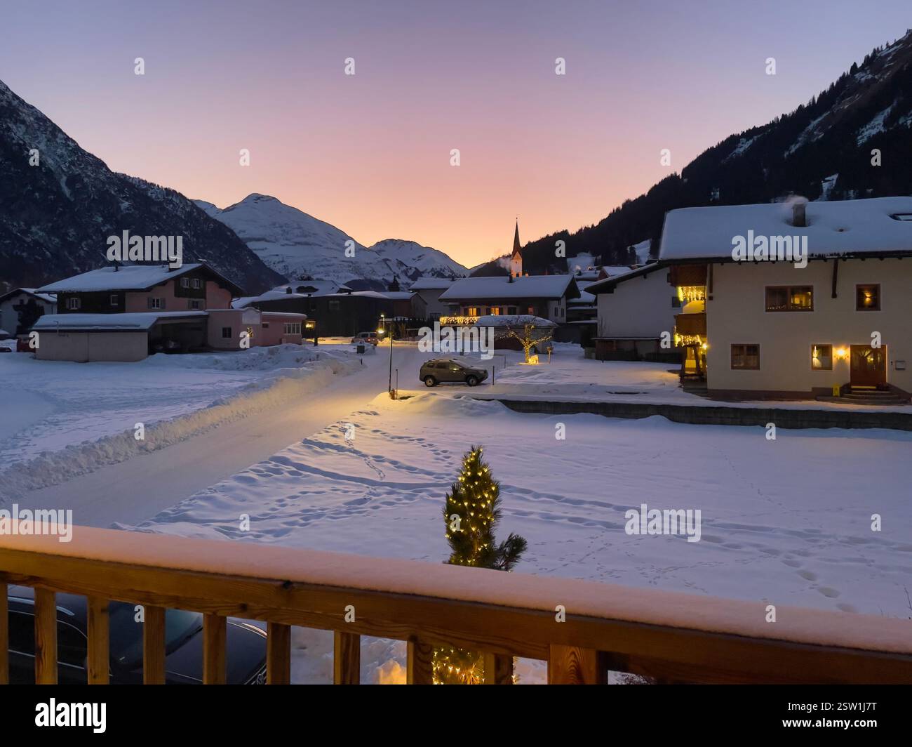 Villaggio di montagna di Holzgau nella valle di Lech. Holzgau ricoperto di neve nelle prime ore della sera in inverno al tramonto Foto Stock