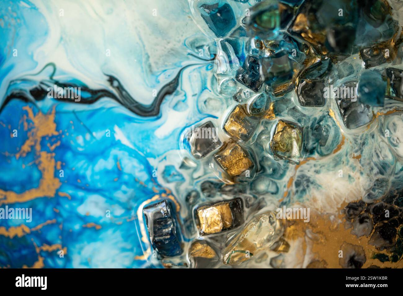 Primo piano di resina epossidica con minerali naturali, cristalli e pietre, pittura di colori di miscelazione dei geodi. Foto Stock
