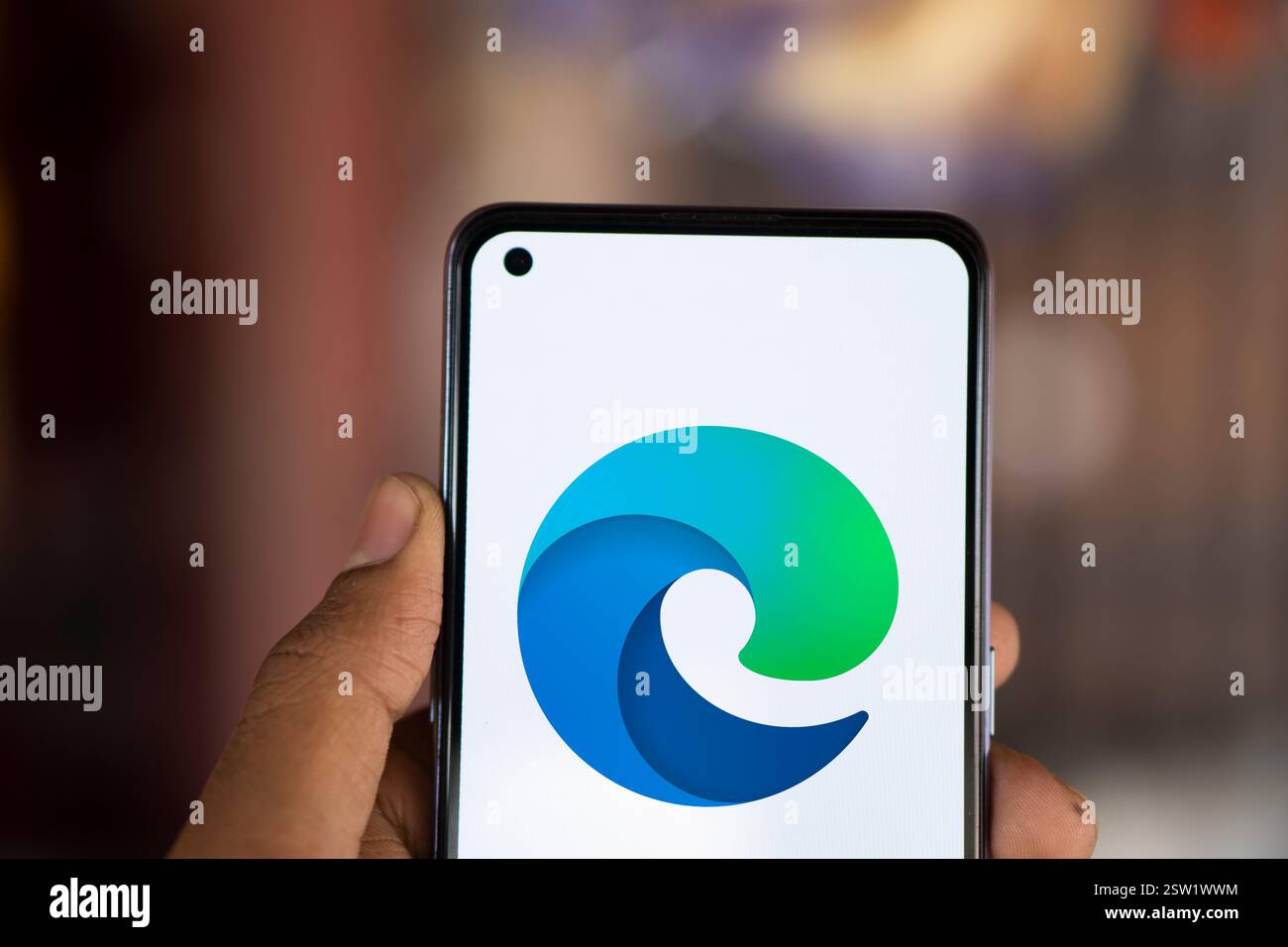 Dacca, Bangladesh - 07 agosto 2024: Sullo smartphone viene visualizzato il logo Microsoft Edge. Microsoft Edge (o semplicemente soprannominato Edge) è un p Foto Stock