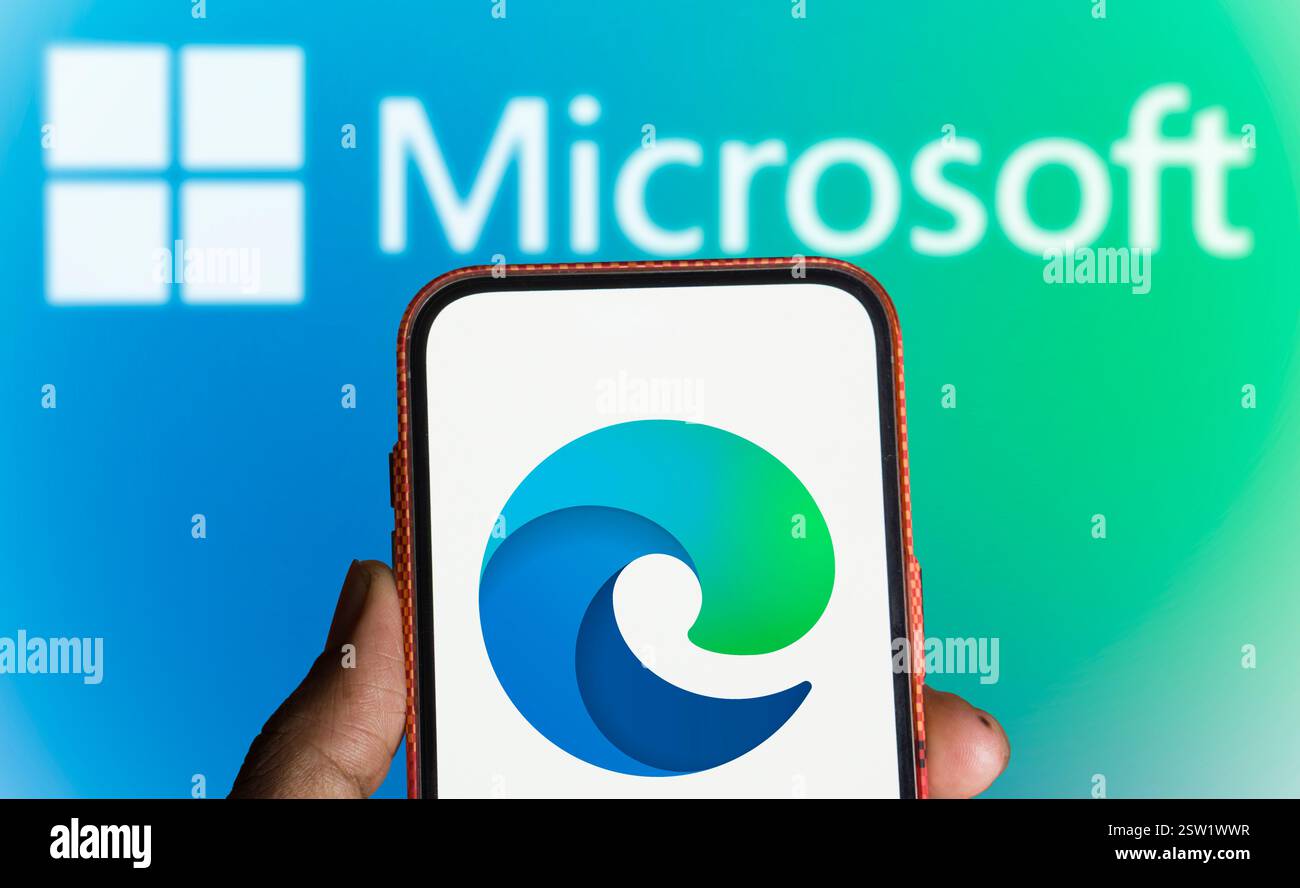 Dacca, Bangladesh - 07 agosto 2024: Sullo smartphone viene visualizzato il logo Microsoft Edge. Microsoft Edge (o semplicemente soprannominato Edge) è un p Foto Stock
