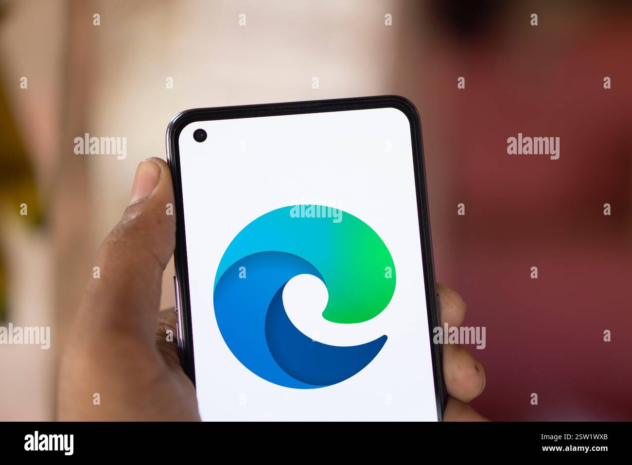 Dacca, Bangladesh - 07 agosto 2024: Sullo smartphone viene visualizzato il logo Microsoft Edge. Microsoft Edge (o semplicemente soprannominato Edge) è un p Foto Stock