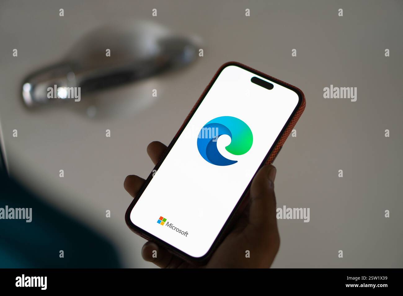 Dacca, Bangladesh - 07 agosto 2024: Sullo smartphone viene visualizzato il logo Microsoft Edge. Microsoft Edge (o semplicemente soprannominato Edge) è un p Foto Stock