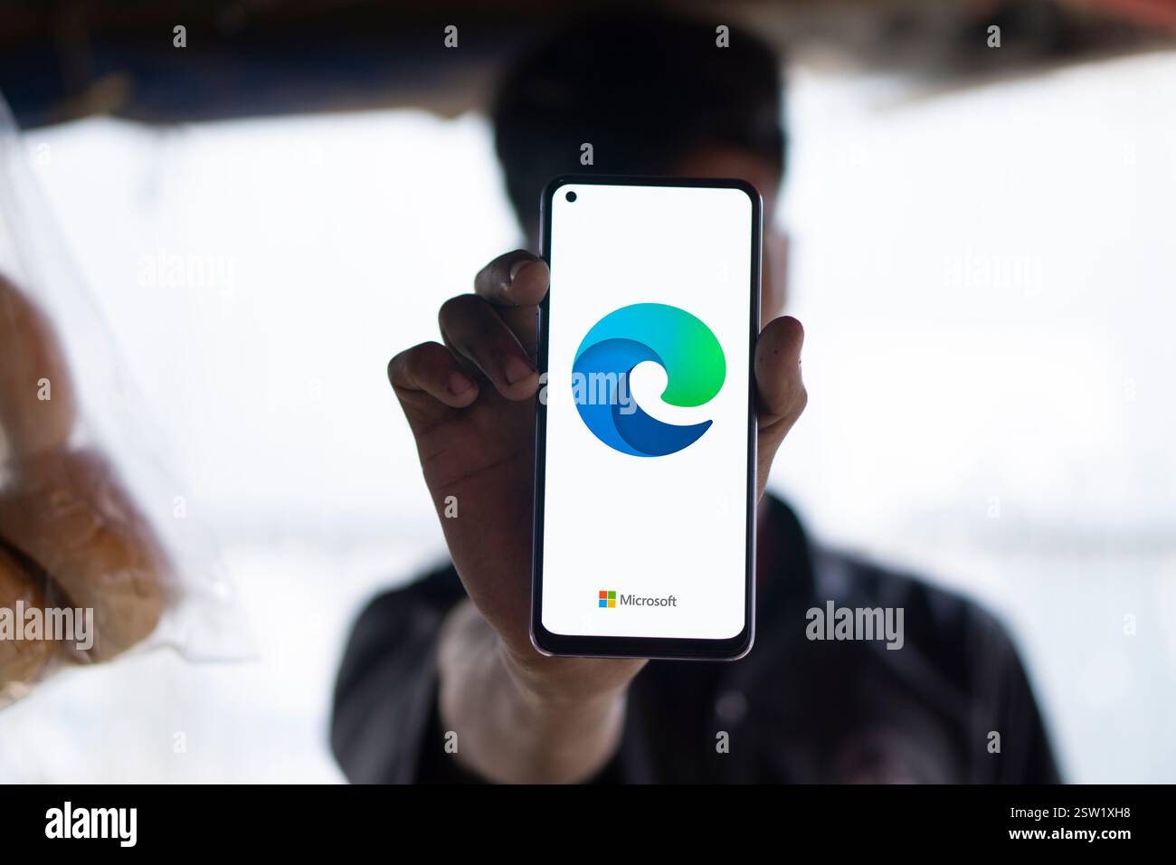 Dacca, Bangladesh - 07 agosto 2024: Sullo smartphone viene visualizzato il logo Microsoft Edge. Microsoft Edge (o semplicemente soprannominato Edge) è un p Foto Stock
