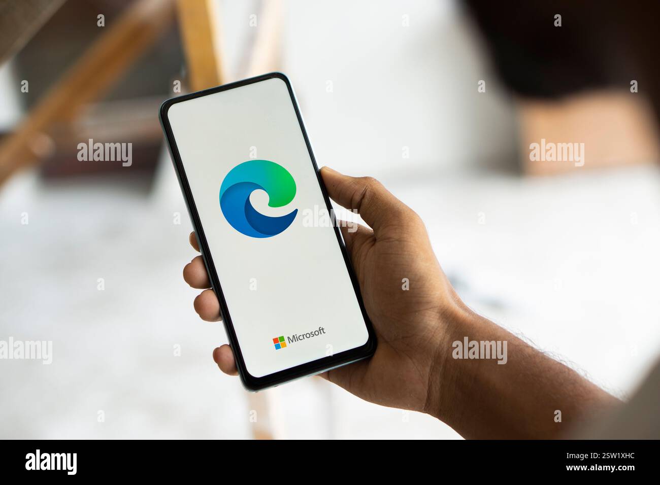 Dacca, Bangladesh - 07 agosto 2024: Sullo smartphone viene visualizzato il logo Microsoft Edge. Microsoft Edge (o semplicemente soprannominato Edge) è un p Foto Stock