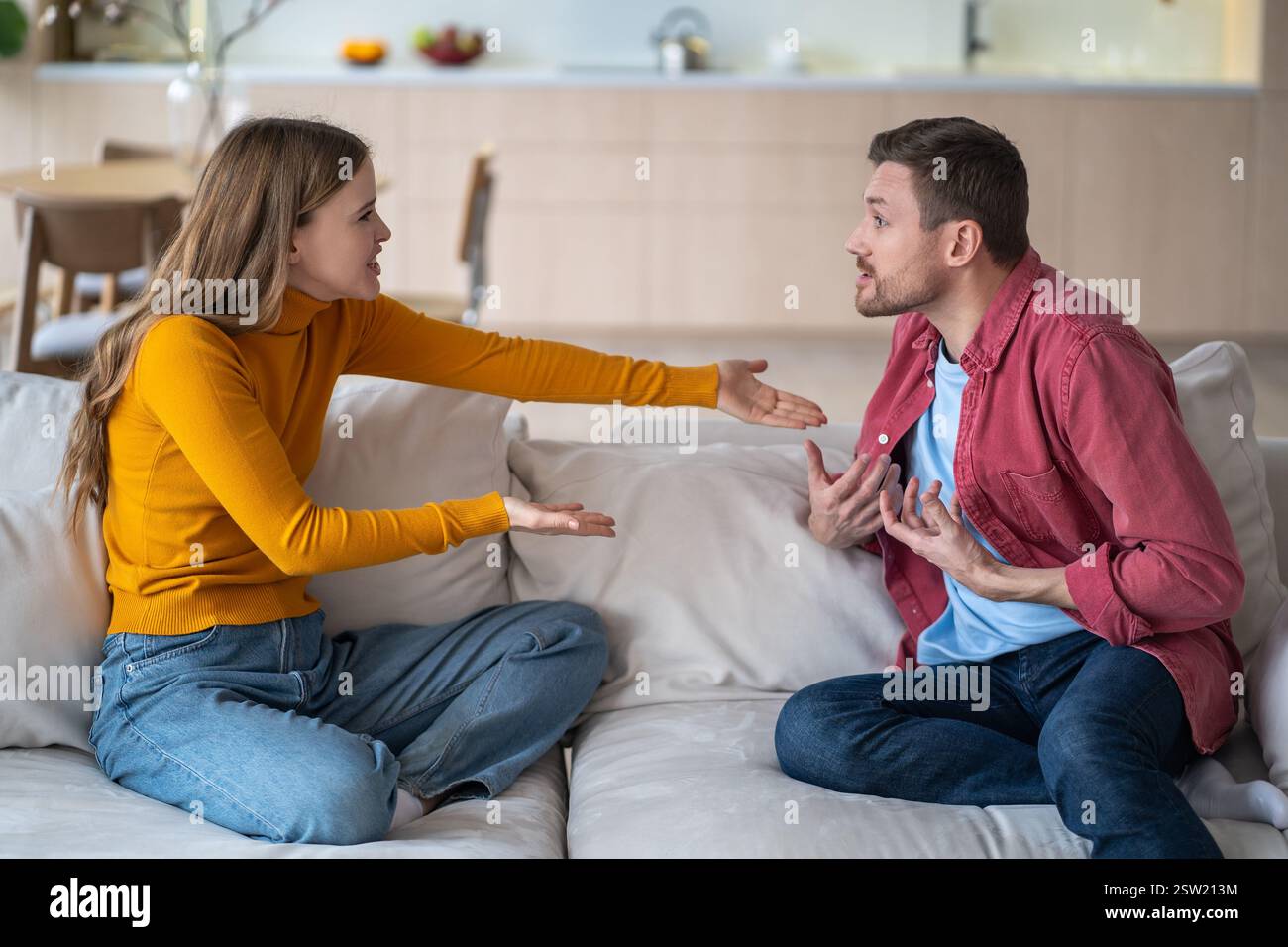 Uomo eccitato, donna appassionata che discute, discute, chiacchiera, comunica attivamente. Foto Stock