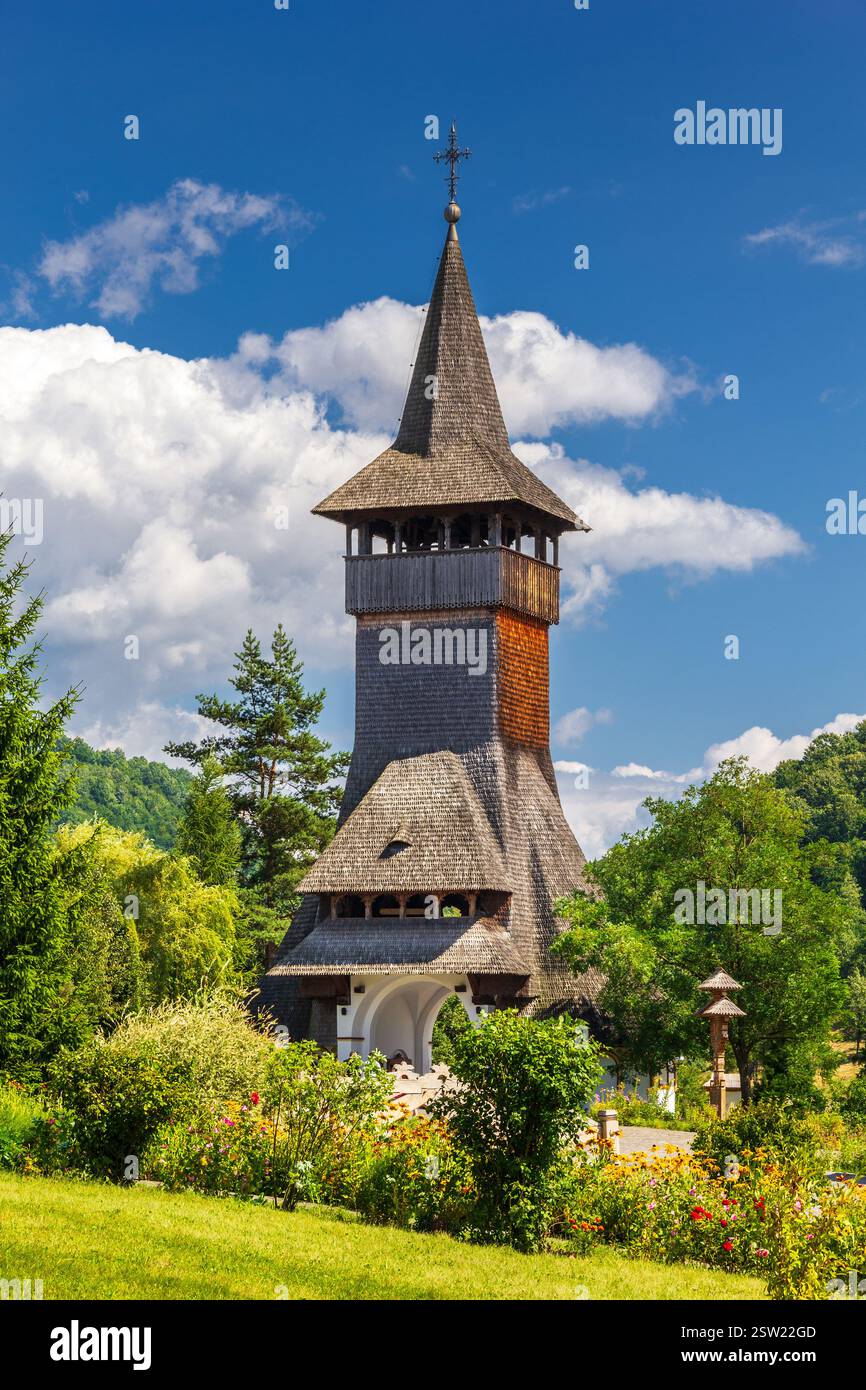 Tradizionale architettura in legno nel monastero di Barsana, regione di Maramures, nord della Romania durante una bella giornata di sole. Foto Stock