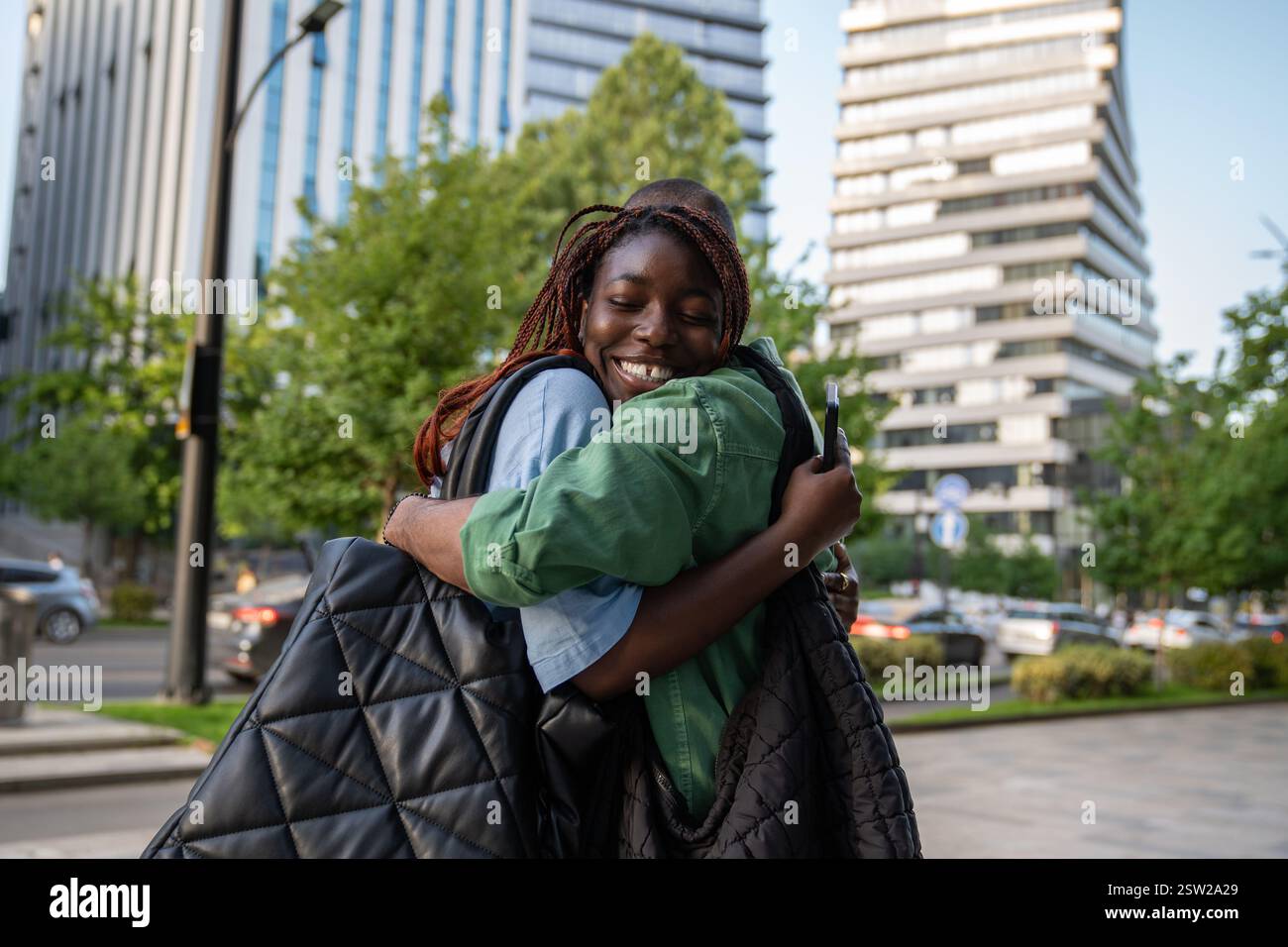 Tanto atteso incontro di coppia afroamericana e ragazzi con sorrisi, abbracci per camminare insieme Foto Stock