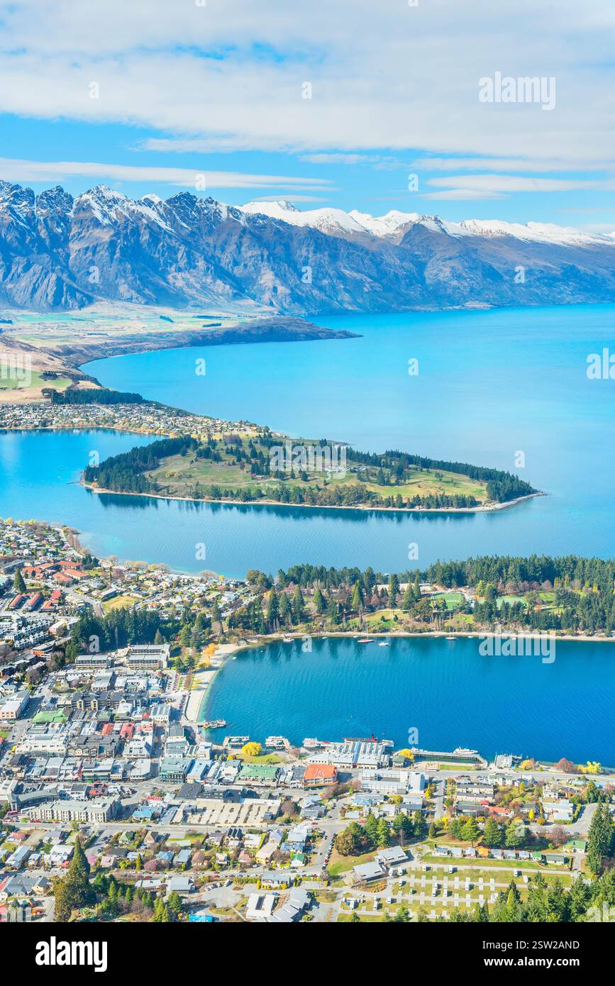 Queenstown e il lago Wakatipu, vista ad alto angolo, Queenstown, Isola del Sud, nuova Zelanda Foto Stock