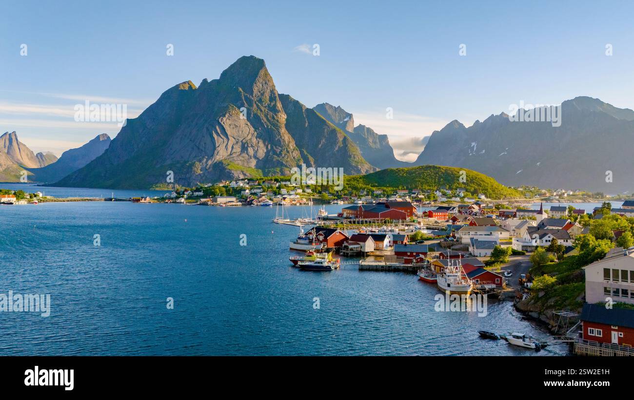 Scopri la vista mozzafiato sulla costa di Reine, nelle isole Lofoten, Norvegia Foto Stock