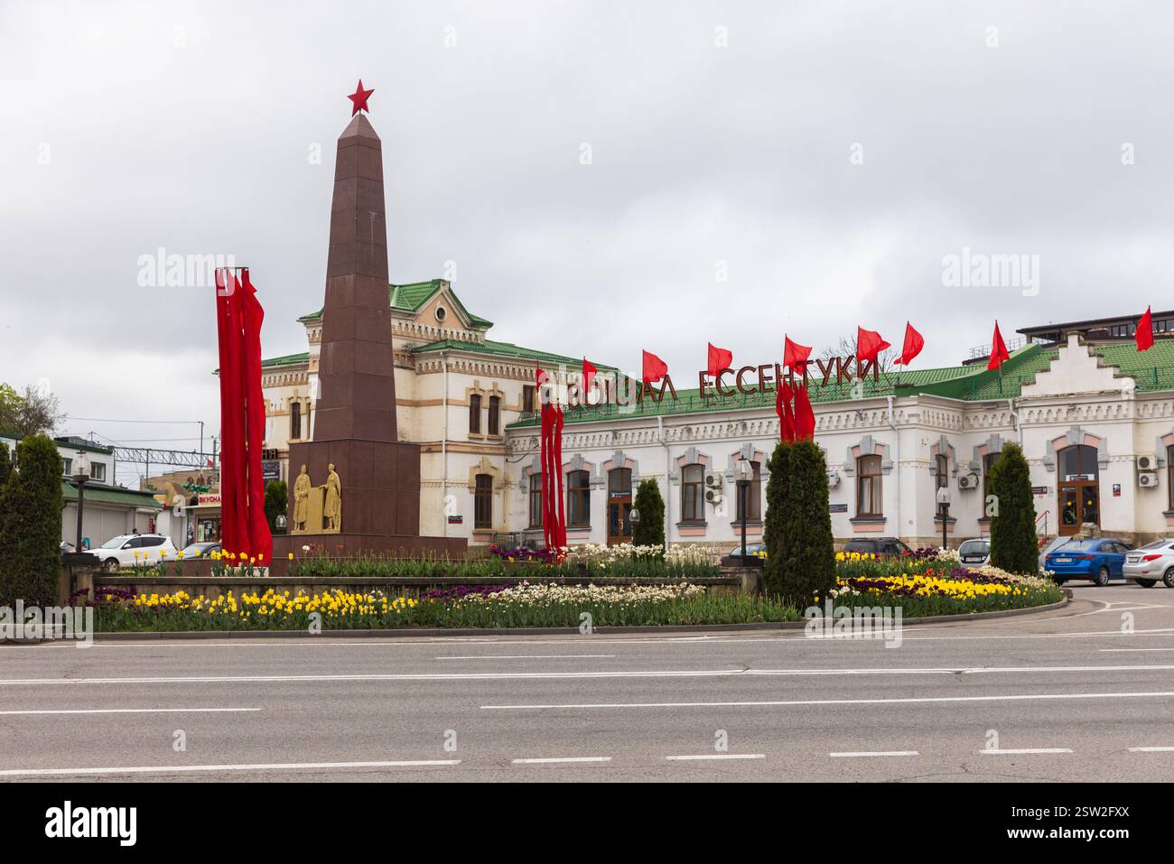 Essentuki, Russia - 9 maggio 2023: Vista sulla strada con la stazione centrale in Piazza della Stazione decorata con bandiere rosse in onore del giorno della vittoria nel GRE Foto Stock
