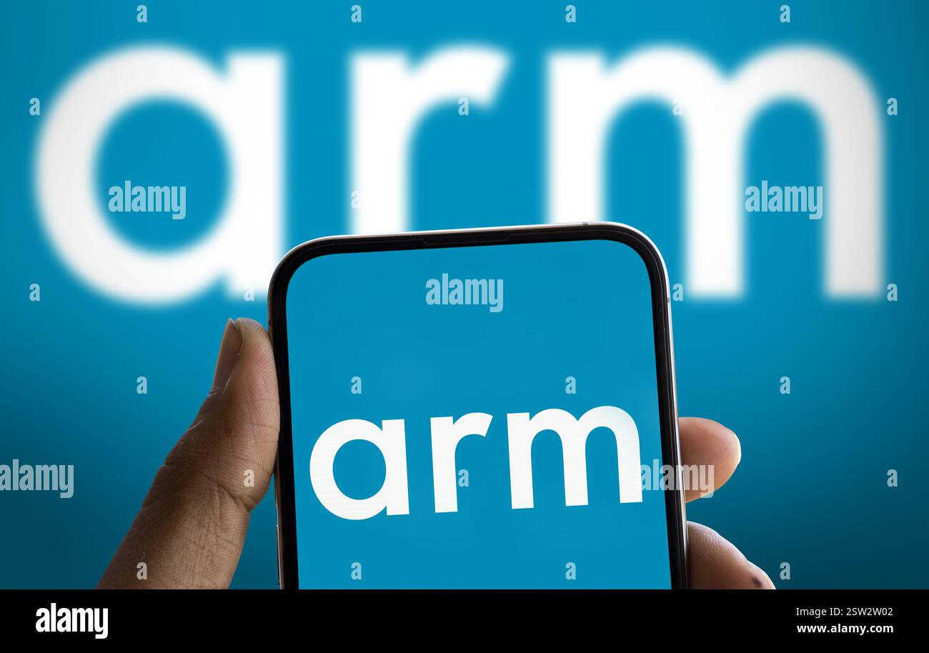 Dacca, Bangladesh - 20 agosto 2024: Il logo ARM Holdings plc viene visualizzato sullo smartphone. ARM Holdings è un'azienda britannica che progetta Foto Stock