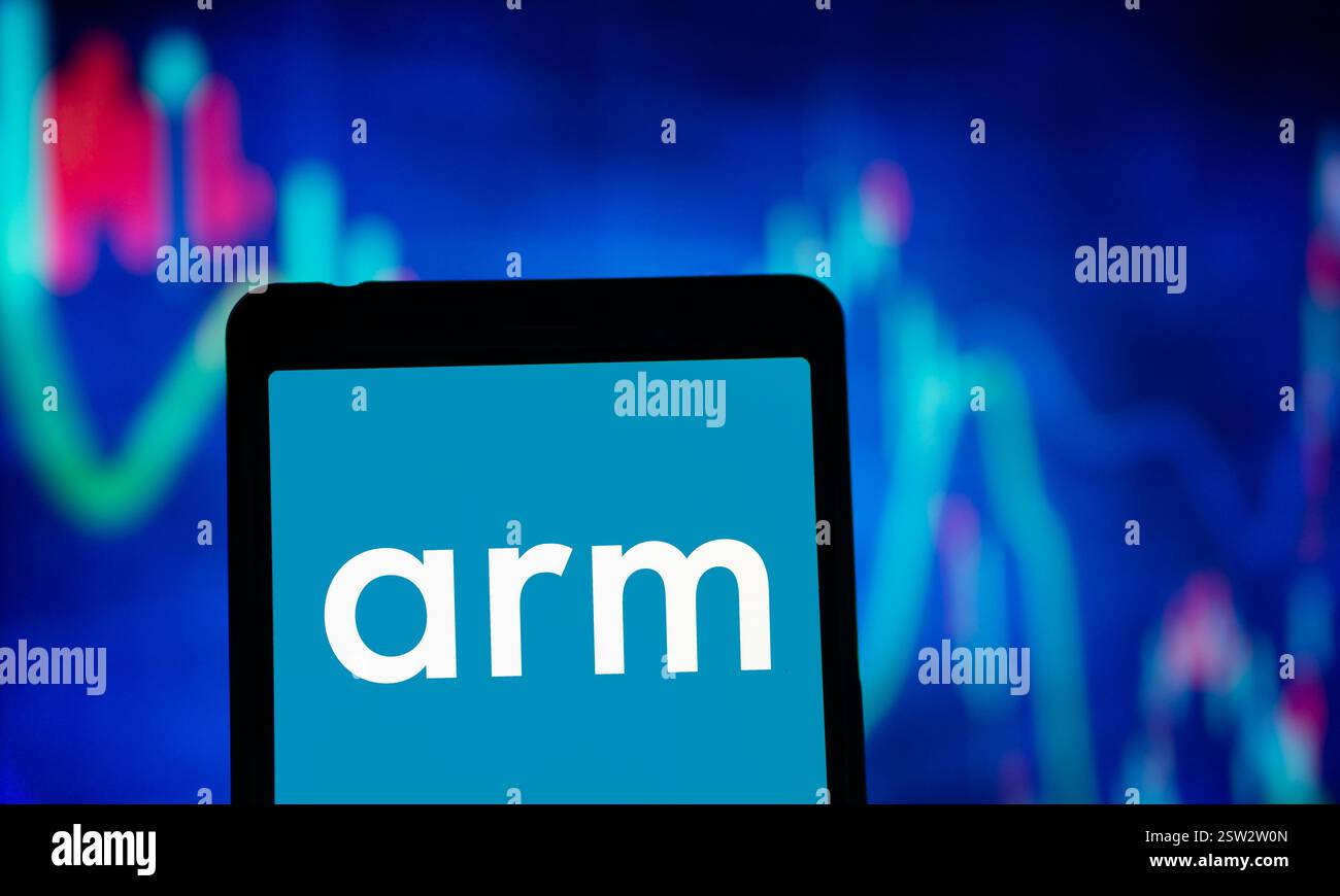 Dacca, Bangladesh - 20 agosto 2024: Il logo ARM Holdings plc viene visualizzato sullo smartphone. ARM Holdings è un'azienda britannica che progetta Foto Stock