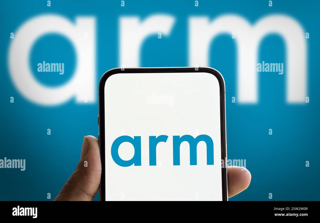 Dacca, Bangladesh - 20 agosto 2024: Il logo ARM Holdings plc viene visualizzato sullo smartphone. ARM Holdings è un'azienda britannica che progetta Foto Stock