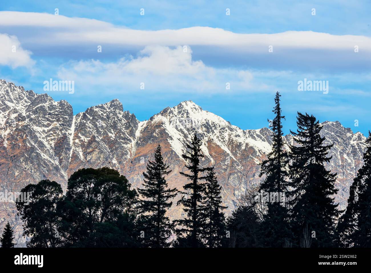 Vista della catena montuosa Remarkables innevata, Queenstown, South Island, nuova Zelanda Foto Stock