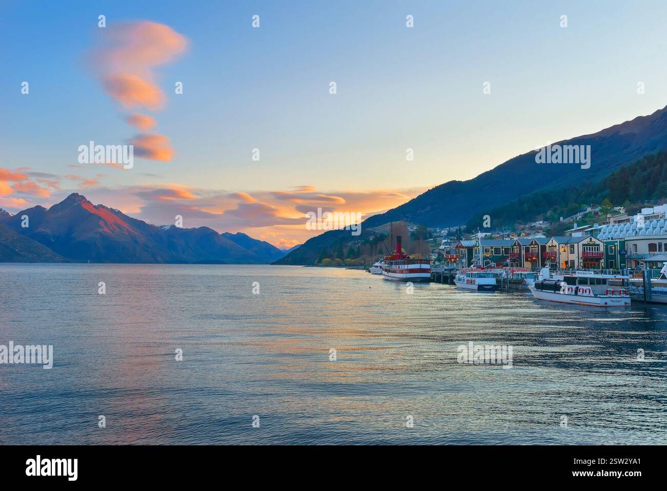 Vista di Queenstown e del lago Wakatipu, Queenstown, South Island, nuova Zelanda Foto Stock