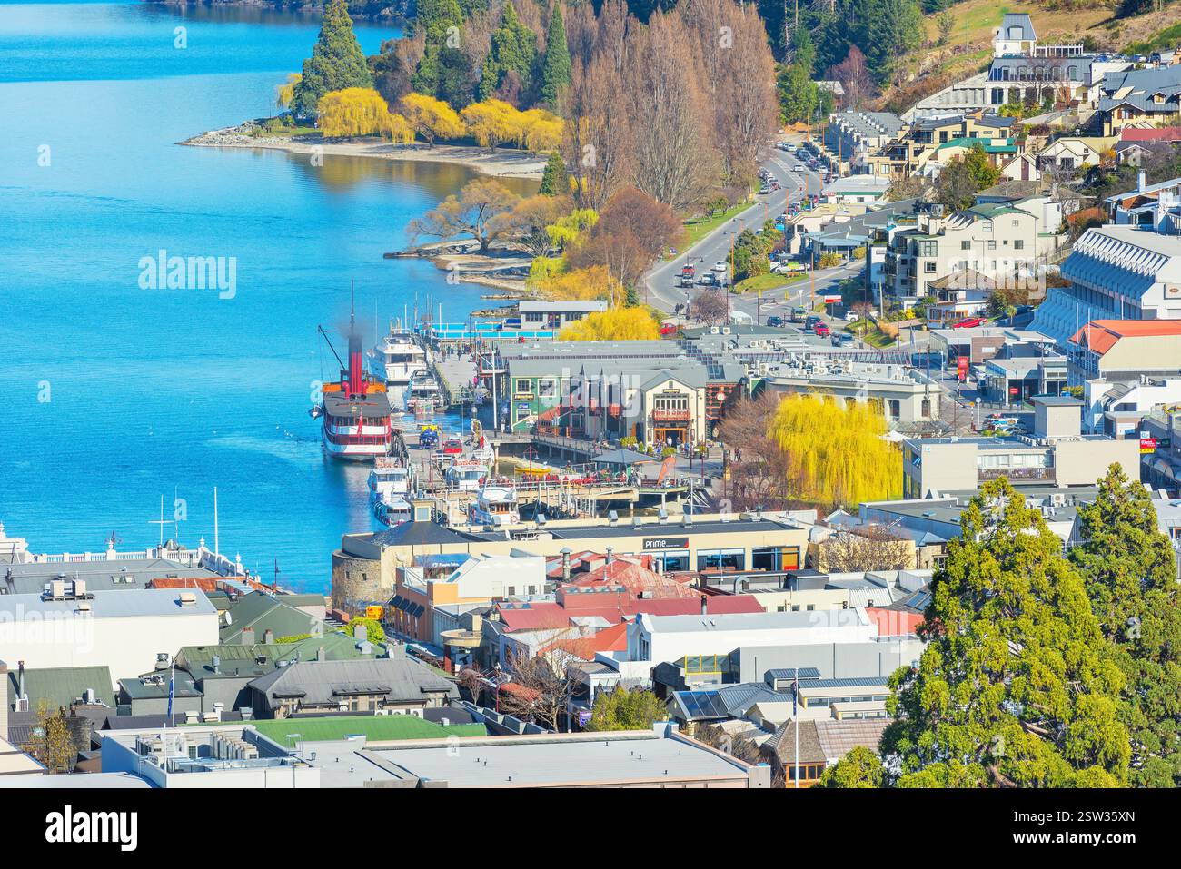 Queenstown e il lago Wakatipu, vista ad alto angolo, Queenstown, Isola del Sud, nuova Zelanda Foto Stock