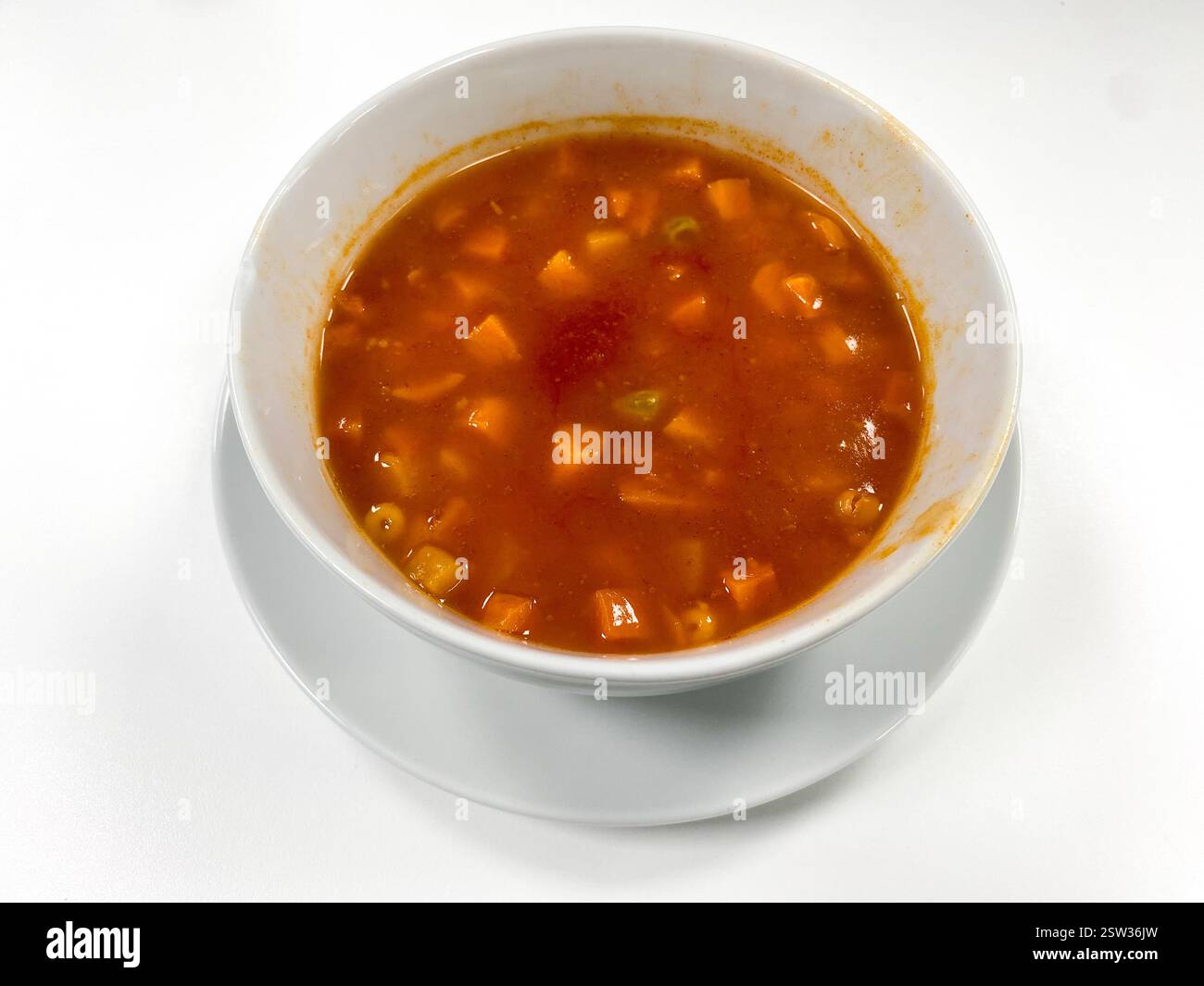 Una ciotola di zuppa di verdure per pranzo Foto Stock