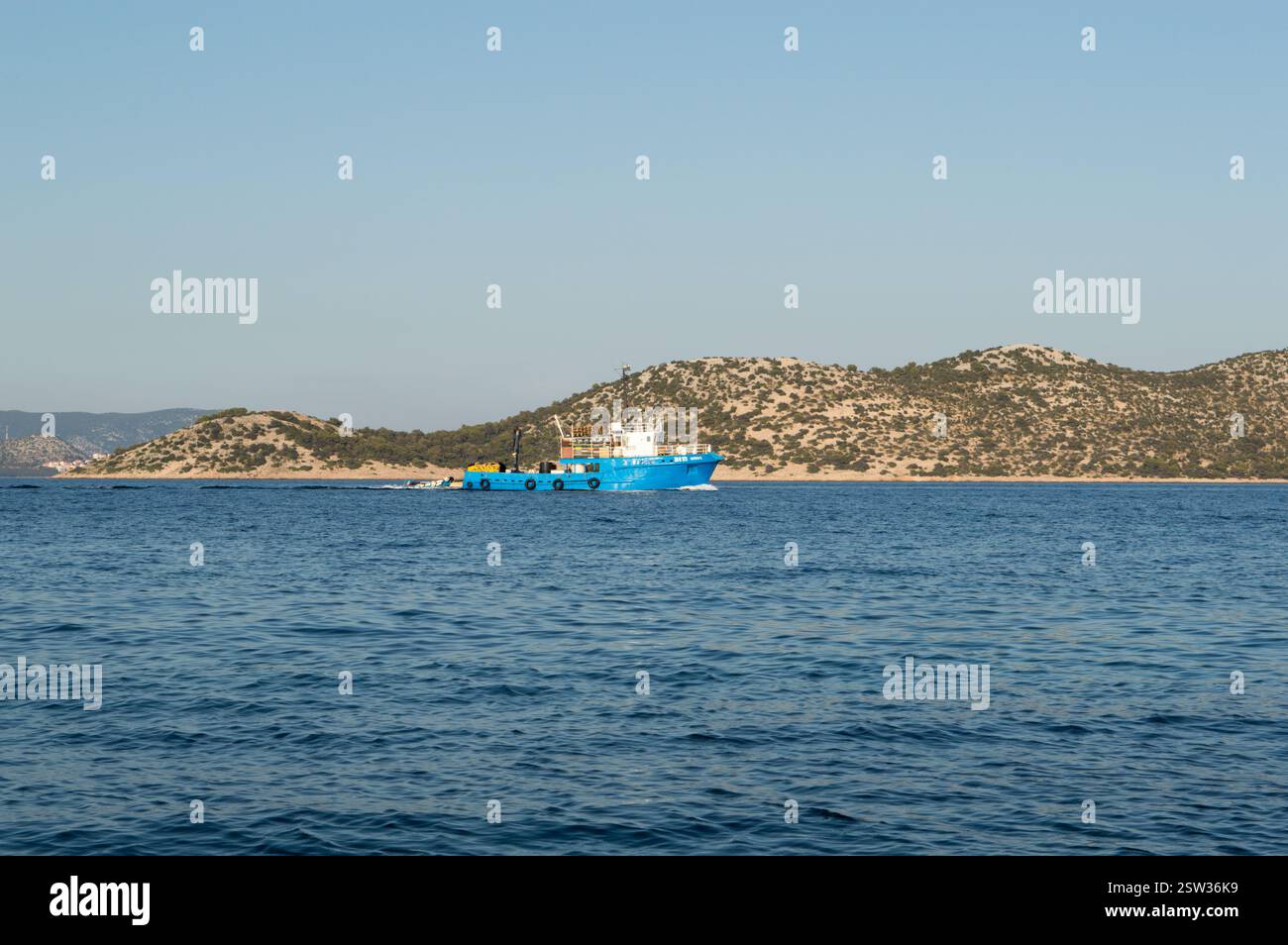 Biograd, Croazia - 10 ottobre 2020: Peschereccio, peschereccio a strascico nel mare Adriatico Foto Stock