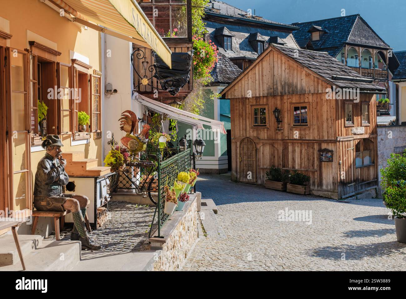 Hallstatt, le affascinanti strade austriache, invitano a esplorare la pittoresca architettura e la bellezza rustica Foto Stock