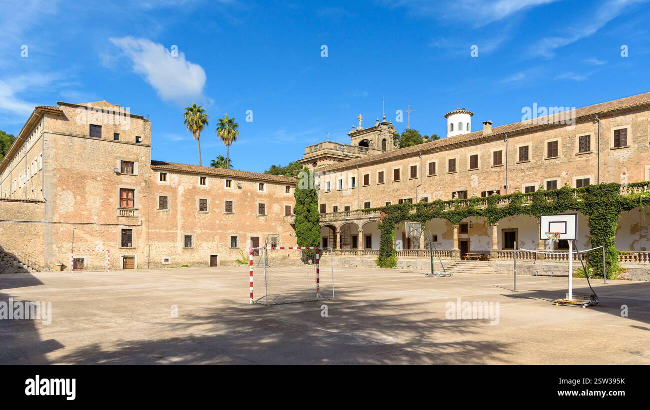 Il santuario di Lluc a Maiorca dispone di un cortile storico con un vecchio edificio monastico e un'area sportiva. Isole Baleari, Spagna Foto Stock