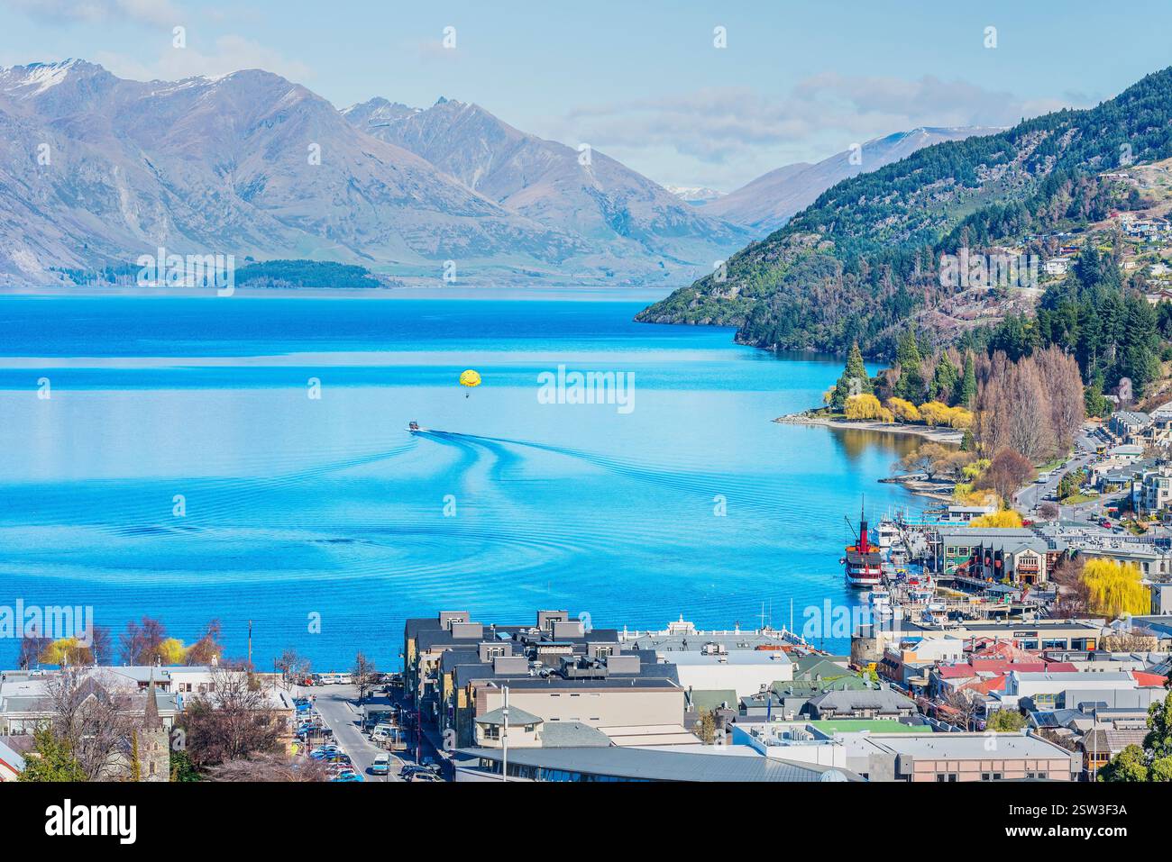 Vista di Queenstown e del lago Wakatipu, Queenstown, South Island, nuova Zelanda Foto Stock