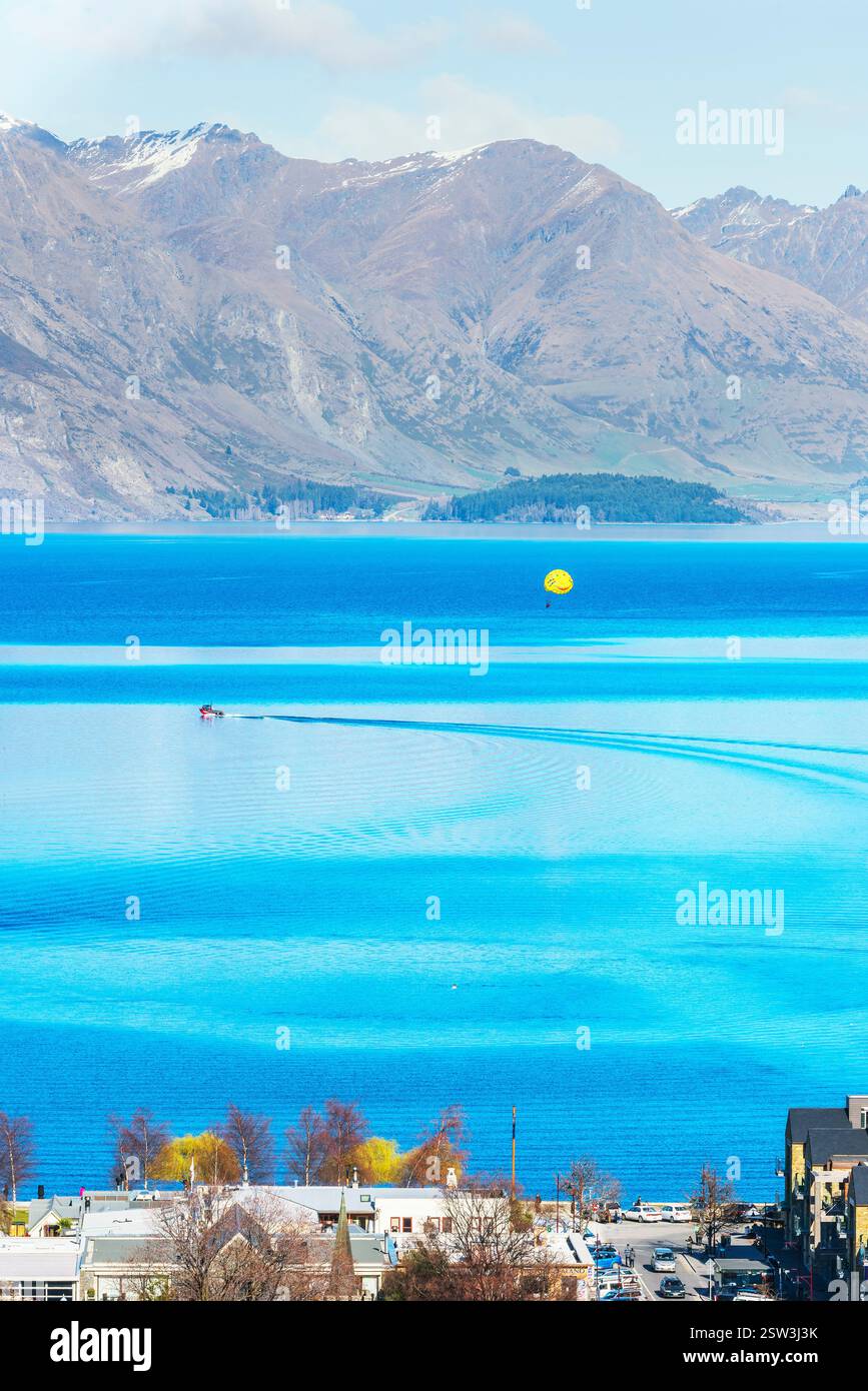 Vista di Queenstown e del lago Wakatipu, Queenstown, South Island, nuova Zelanda Foto Stock