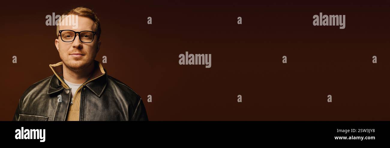 Un uomo elegante sfoggia un look casual alla moda in uno studio chic, che incarna moda e striscione Foto Stock