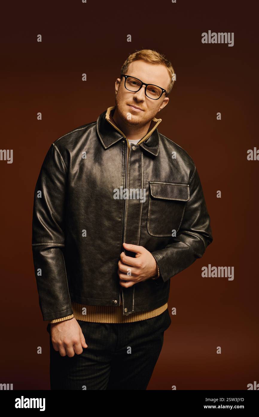 Un uomo di bell'aspetto indossa con sicurezza un outfit casual all'interno di uno studio, che mette in mostra la moda moderna. Foto Stock