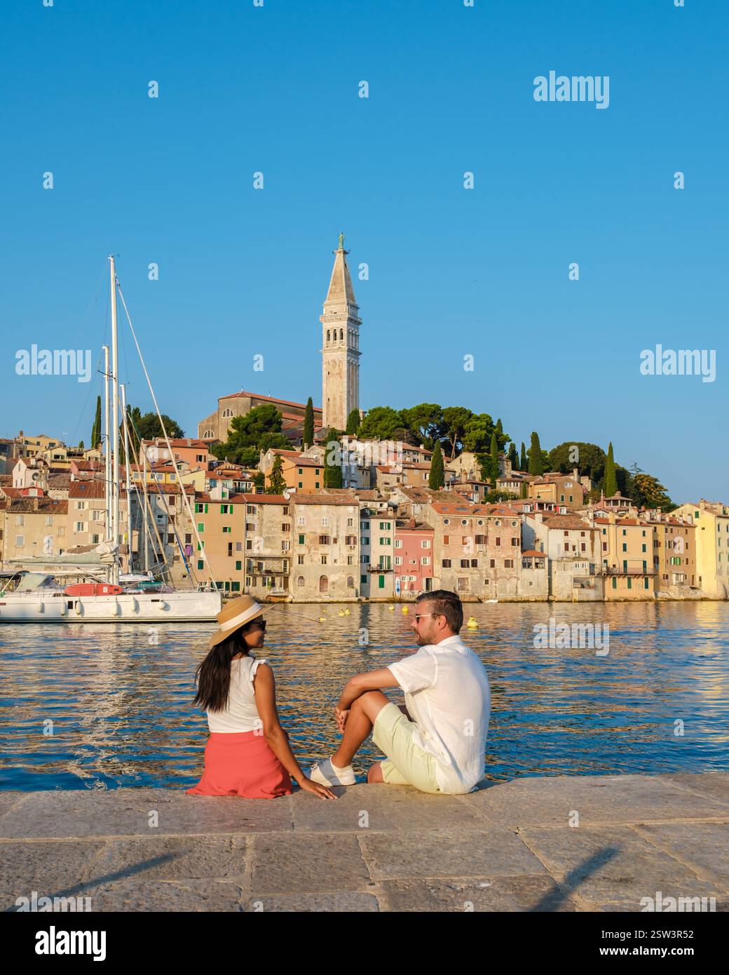 Momenti romantici sul lungomare di Rovigno, Croazia, sotto un cielo azzurro Foto Stock