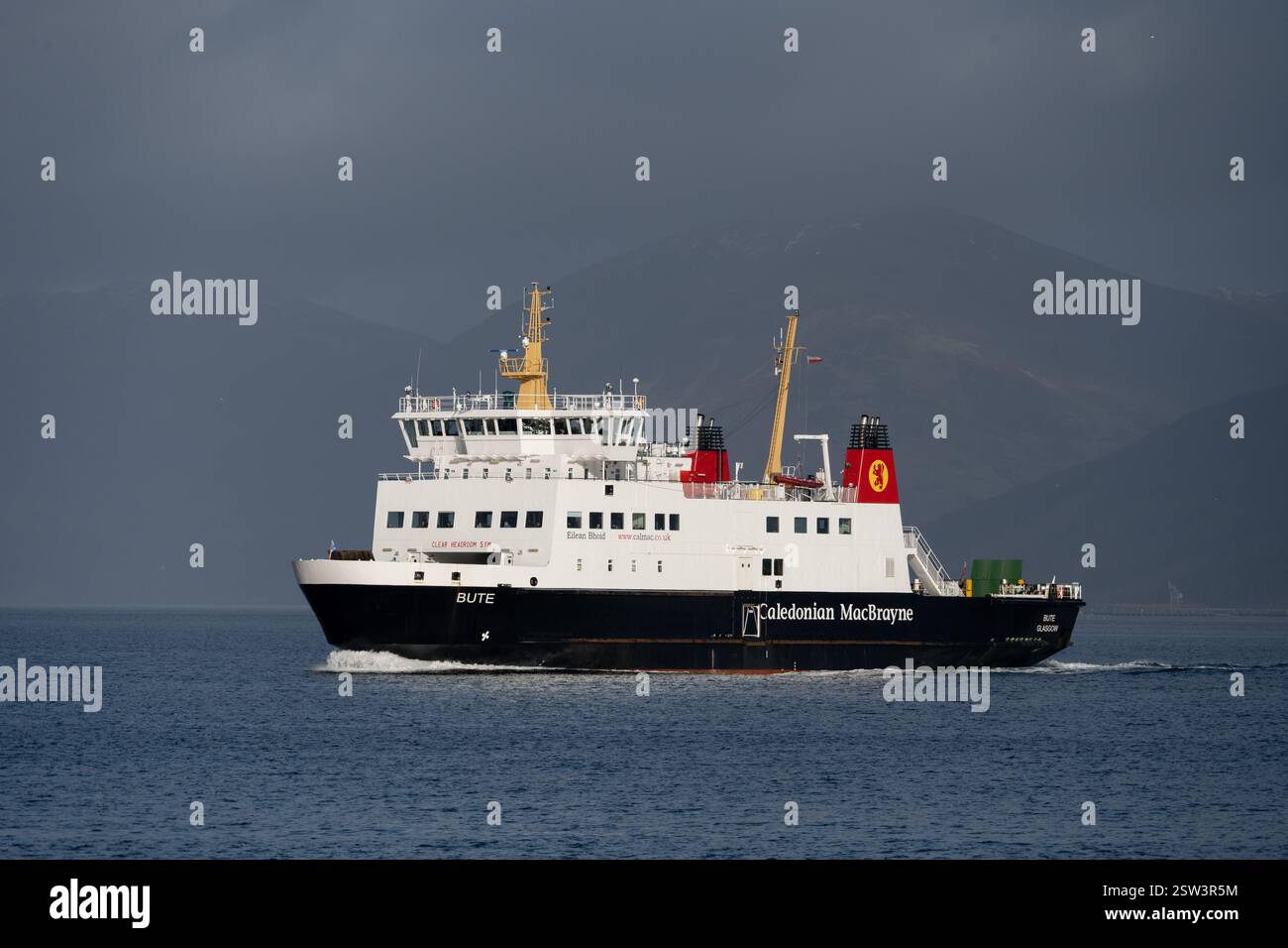 Caledonian MacBrayne (CalMac) traghetto MV Bute che si avvicina a Rothesay, Isola di Bute, Scozia dalla baia di Wemyss al sole Foto Stock
