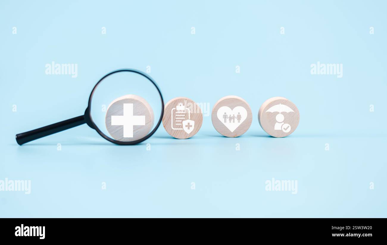 Assicurazione sanitaria e concetto di benessere medico, più firma su lente d'ingrandimento e icona di assistenza sanitaria medica rappresenta protezione e assicurazione, benefici Foto Stock