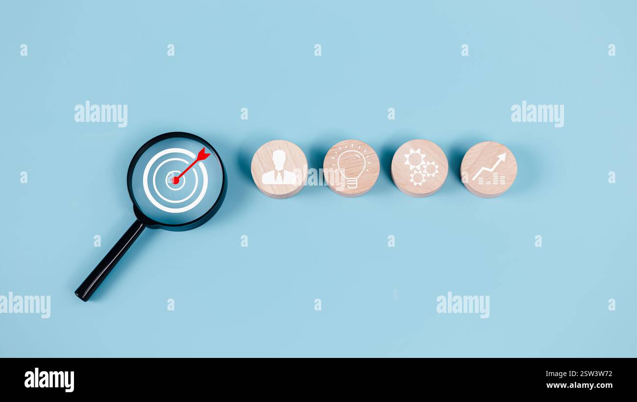 Obiettivi aziendali e concetti oggettivi, obiettivo e obiettivo, concetto di successo e obiettivo aziendale, gestione dei progetti, strategia aziendale, lente di ingrandimento Foto Stock