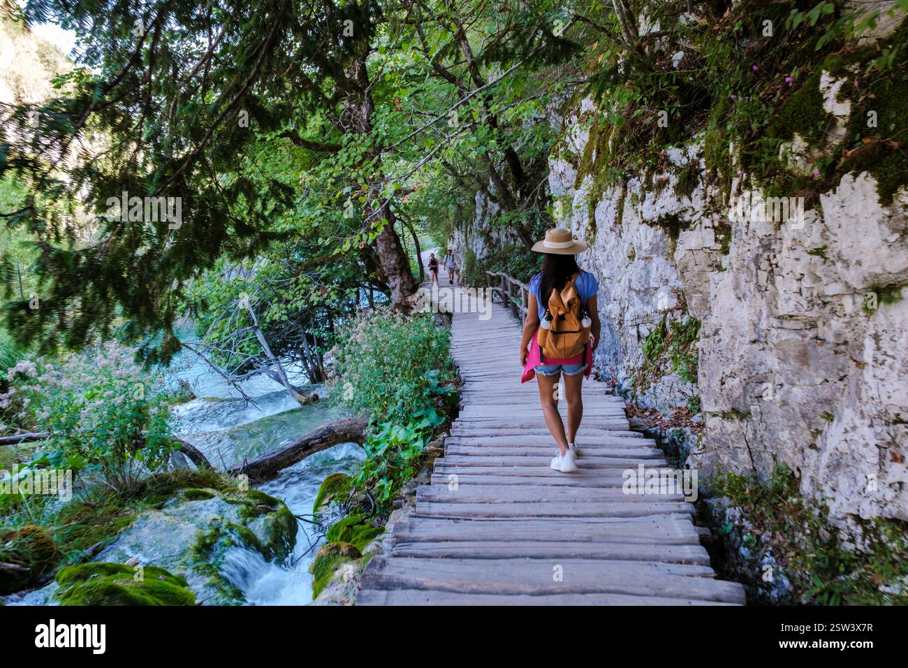 Esplorando i tranquilli sentieri del Parco Nazionale dei Laghi di Plitvice in Croazia, circondati dalla natura Foto Stock