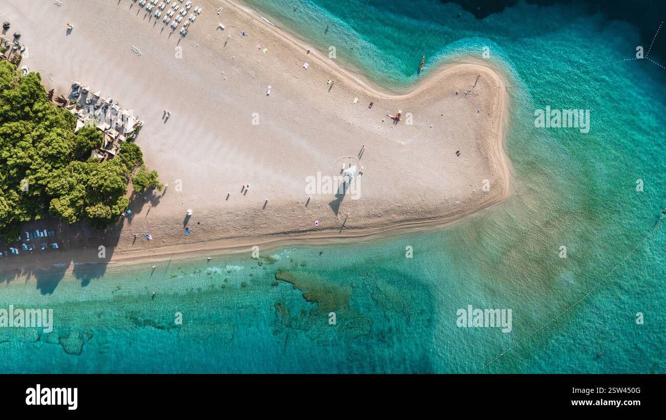 Esplora le splendide acque turchesi e le spiagge sabbiose dell'isola di Brac sotto la luce del sole Foto Stock