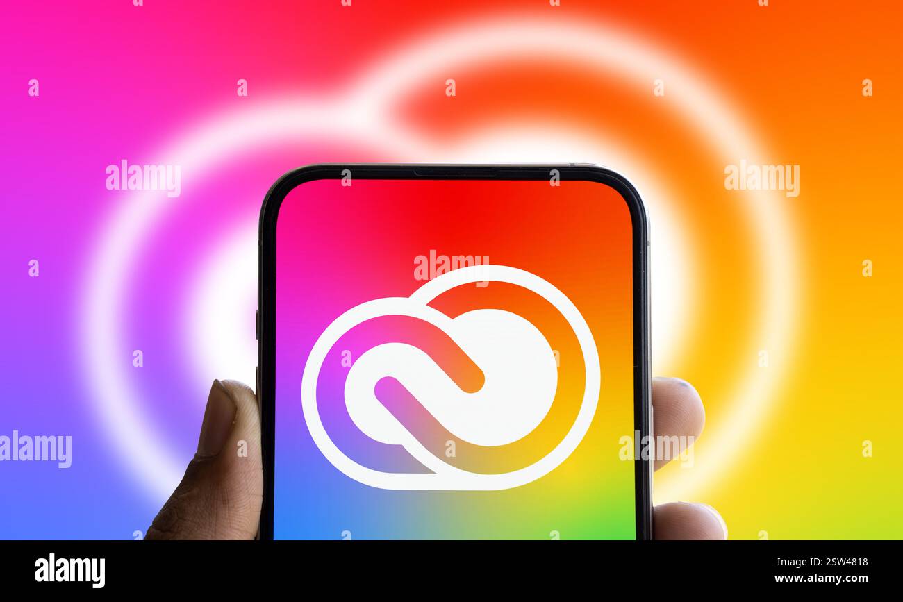 Dacca, Bangladesh - 21 settembre 2024: Il logo Adobe Creative Cloud viene visualizzato sullo smartphone. Foto Stock