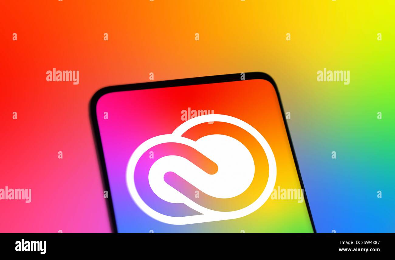 Dacca, Bangladesh - 21 settembre 2024: Il logo Adobe Creative Cloud viene visualizzato sullo smartphone. Foto Stock