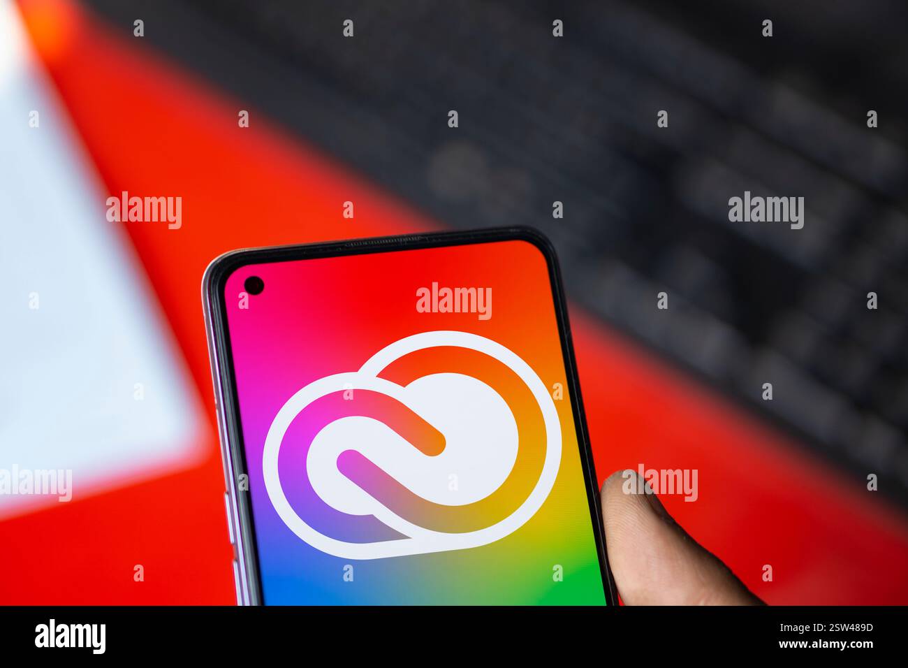 Dacca, Bangladesh - 21 settembre 2024: Il logo Adobe Creative Cloud viene visualizzato sullo smartphone. Foto Stock
