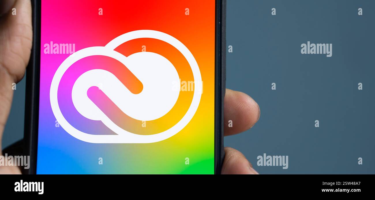 Dacca, Bangladesh - 21 settembre 2024: Il logo Adobe Creative Cloud viene visualizzato sullo smartphone. Foto Stock