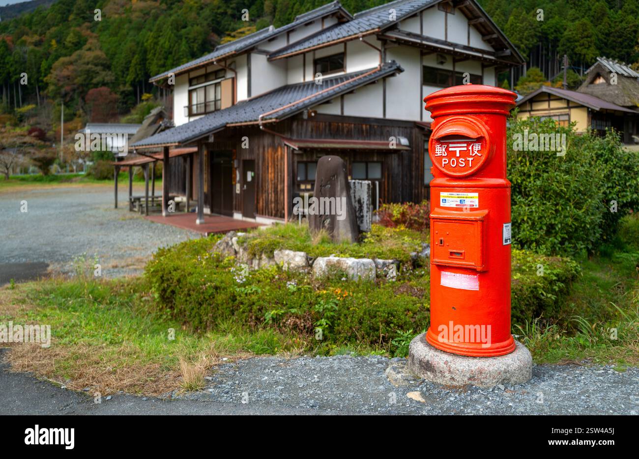 Una tradizionale cassetta postale giapponese in un villaggio rurale Foto Stock