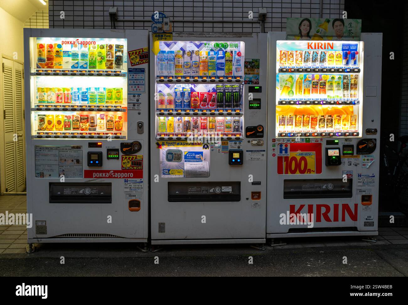 Distributori automatici su strada a Tokyo in Giappone Foto Stock