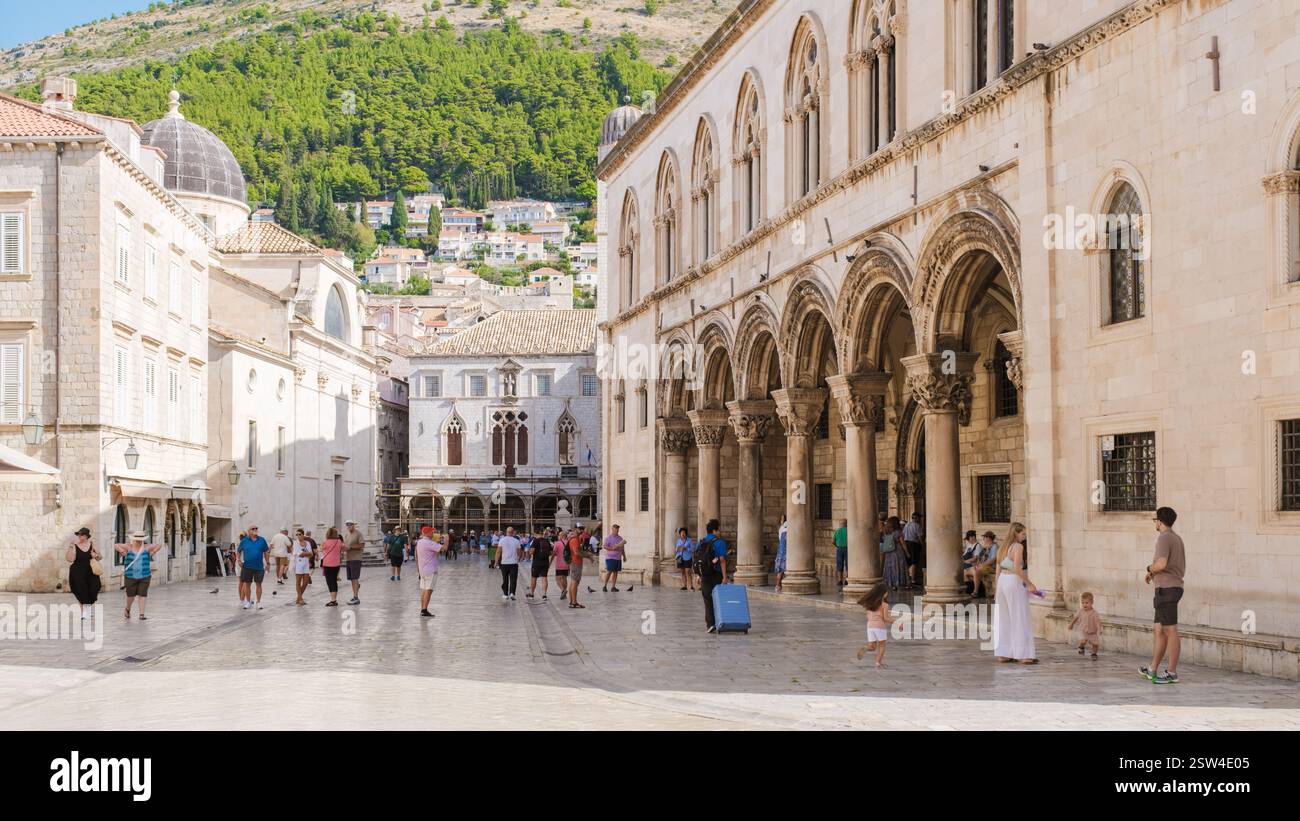 Esplorando la splendida architettura e il vivace stile di vita di Dubrovnik, Croazia, in una giornata di sole Foto Stock