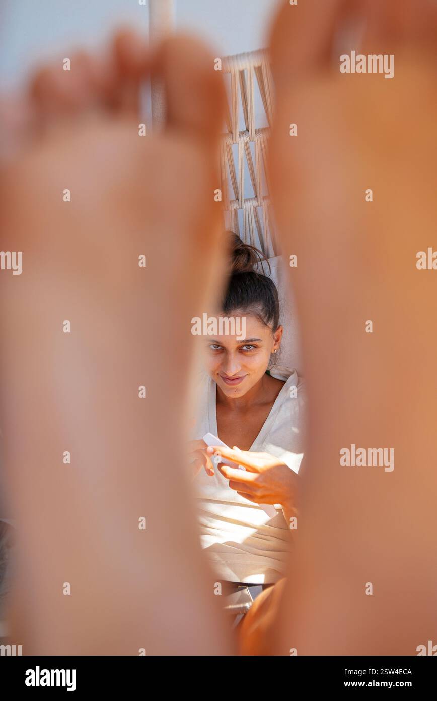 Momenti di svago per rilassarsi e distendersi nel comfort della propria casa Foto Stock