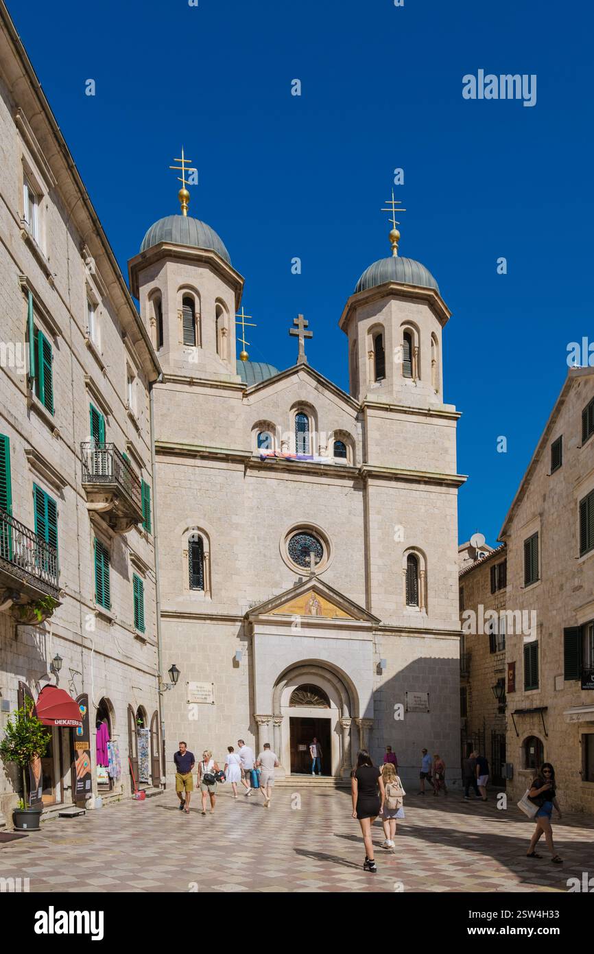 Esplorando il fascino storico di Cattaro, Montenegro, con la sua splendida architettura e la gente vivace Foto Stock
