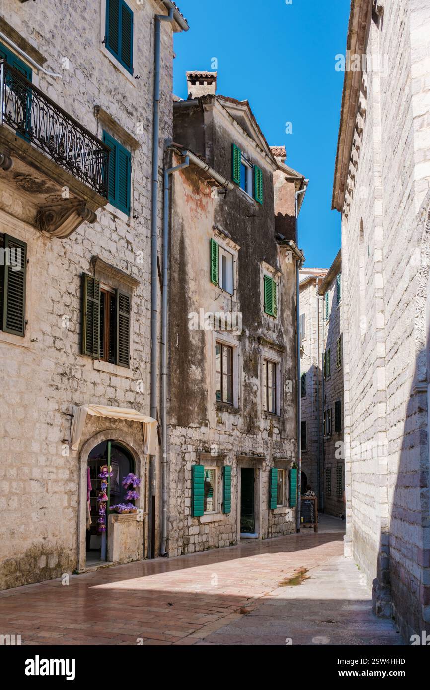 Esplora le affascinanti strade di Cattaro, Montenegro, in un pomeriggio di sole Foto Stock