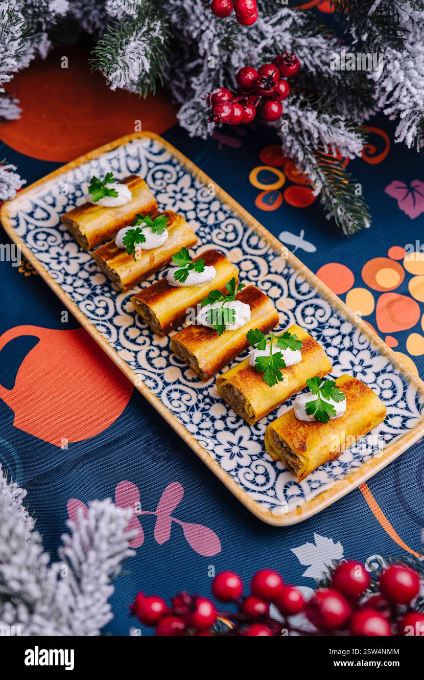 Stuzzichini natalizi su un vassoio decorato Foto Stock